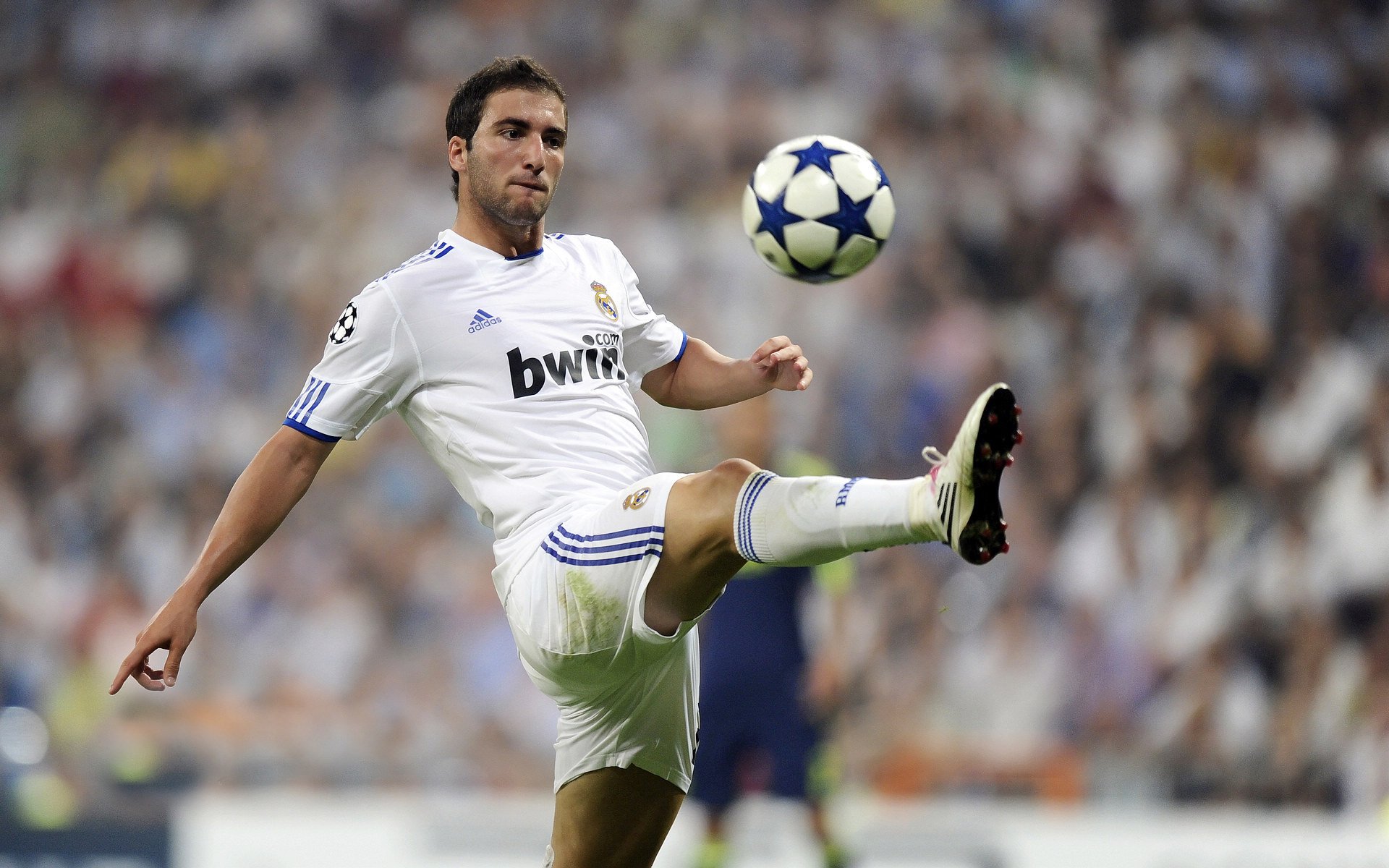 开云全站下载-五大联赛是否偏好使用反跑制造禁区混乱机会，五大联赛是否偏好使用反跑制造禁区混乱机会的球员