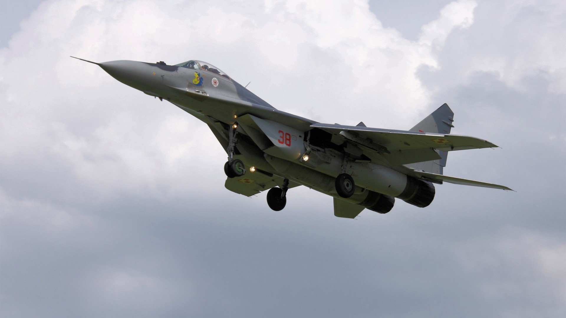 开云全站-女篮国家队强化防守协同提升团队防守能力，女子篮球防守视频