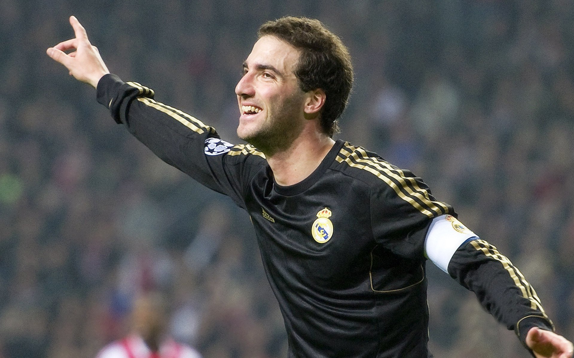 世界杯预选赛中国队逆袭 球员拼搏精神获赞，世界杯预选赛中国队分析